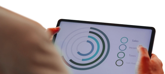 Main tenant une tablette affichant des indicateurs financiers : ventes, revenus, taxes et flux de trésorerie, représentant l’offre sur-mesure du cabinet Beloeuvre.