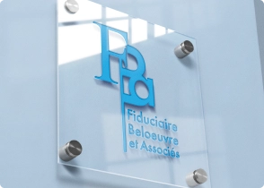 Plaque signalétique du cabinet Fiduciaire Beloeuvre et Associés, représentant une adresse professionnelle pour domiciliation d’entreprise.