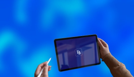 Main tenant une tablette affichant le logo de la Fiduciaire Beloeuvre et Associés, illustrant l’accès aux actualités sociales, fiscales et juridiques.