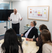 Un expert-comptable présente les premières étapes de la création d’entreprise à un porteur de projet, dans le cadre d’un accompagnement personnalisé.