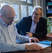 Collaborateurs du cabinet Fiduciaire Beloeuvre & Associés travaillant ensemble sur des documents comptables pour accompagner le pilotage de l’entreprise.