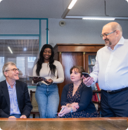 Réunion d’équipe autour de documents financiers pour assurer le bon pilotage de l’entreprise avec l’accompagnement du cabinet Beloeuvre.