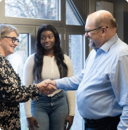 Collaborateurs du cabinet Fiduciaire Beloeuvre & Associés échangeant autour de l’accompagnement au respect des obligations fiscales.