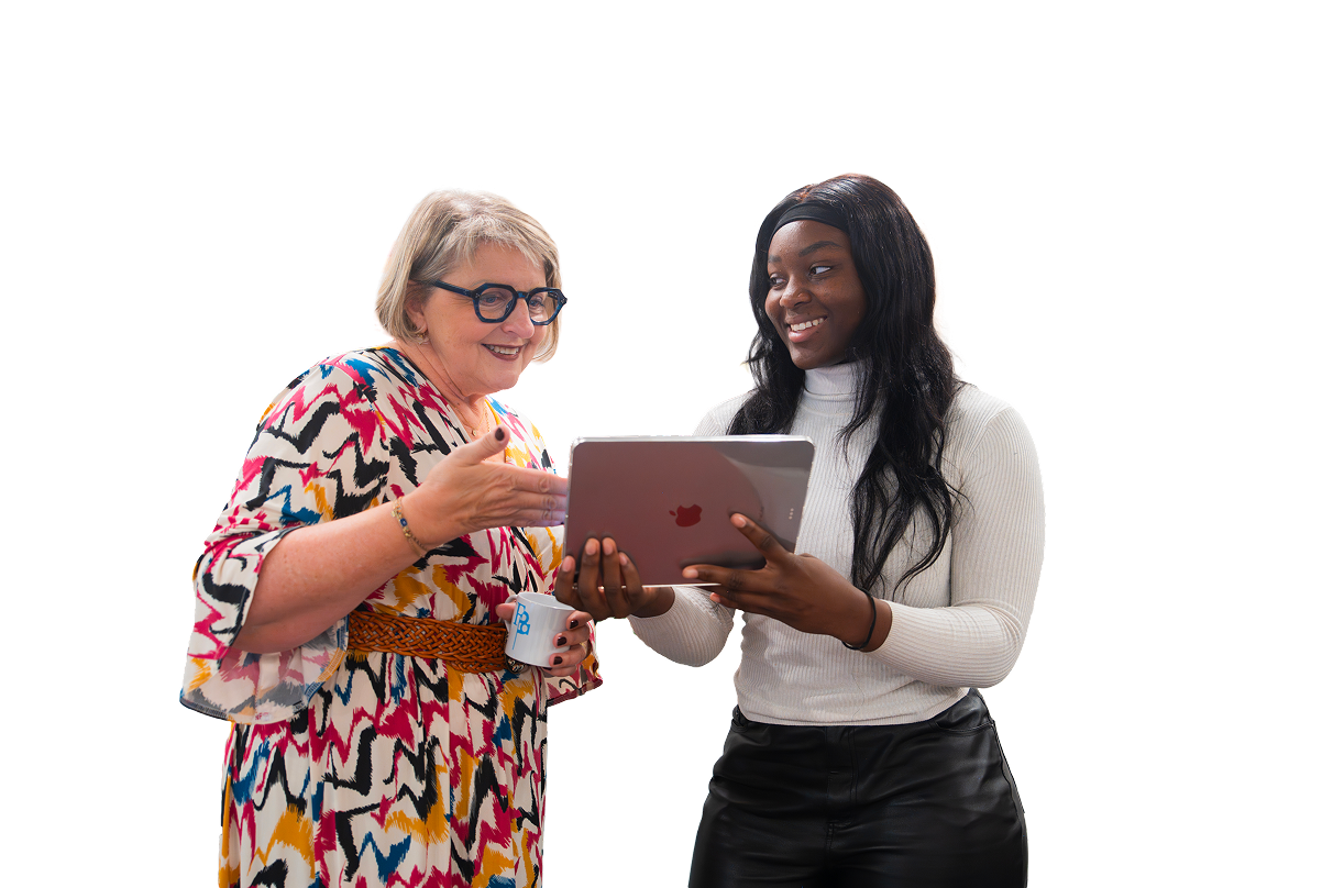 Deux collaboratrices du cabinet Fiduciaire Beloeuvre & Associés échangeant autour d’une tablette, illustrant l’accompagnement professionnel et humain du cabinet.