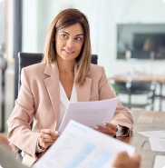 Collaboratrice du cabinet Beloeuvre analysant un dossier fiscal en rendez-vous client