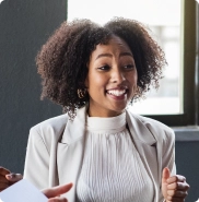 Conseillère du cabinet Beloeuvre échangeant avec un client sur sa gestion comptable