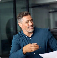 Expert-comptable du cabinet Beloeuvre en entretien avec un client à Bourg-la-Reine