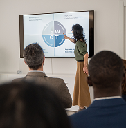 Présentation d’un projet de reprise avec données financières, illustrant la recherche de financements ou l’audit d’acquisition.