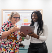 Deux collaboratrices du cabinet Belœuvre analysent un projet de reprise d’entreprise sur tablette, dans le cadre d’un accompagnement à la transmission.