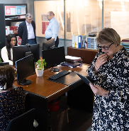 Travail d’équipe au cabinet Belœuvre et Associés dans le cadre de la préparation du bilan retraite d’une entreprise.