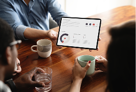 Analyse de données de marché sur tablette, illustrant la vérification de la viabilité économique d’un projet de création d’entreprise.