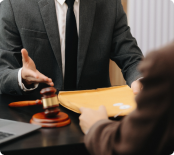 Un expert présente un dossier juridique à un client, illustrant l’accompagnement du cabinet Beloeuvre dans les démarches légales et la gestion des obligations.