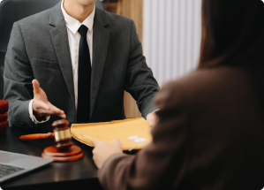 Un expert présente un dossier juridique à un client, illustrant l’accompagnement du cabinet Beloeuvre dans les démarches légales et la gestion des obligations.