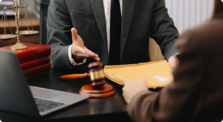 Un expert présente un dossier juridique à un client, illustrant l’accompagnement du cabinet Beloeuvre dans les démarches légales et la gestion des obligations.