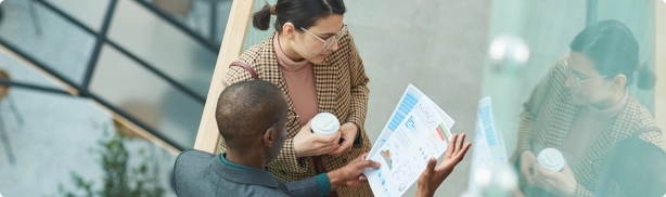 Échange sérieux entre un expert-comptable et des clients dans un bureau, illustrant la disponibilité du cabinet Beloeuvre pour un accompagnement sur mesure.