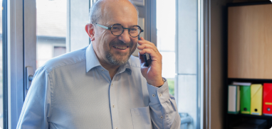 Hervé Belœuvre au téléphone, disponible pour accompagner les dirigeants au cabinet Fiduciaire Belœuvre et Associés.