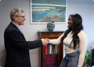 Poignée de main entre deux personnes dans le cadre d’une médiation au sein du cabinet Fiduciaire Belœuvre et Associés à Bourg-la-Reine.