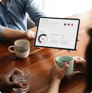 Échange autour d’un rapport comptable entre un client et un expert-comptable.