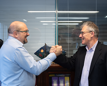 Deux personnes se saluent à l’issue d’un échange de médiation au sein du cabinet Fiduciaire Belœuvre et Associés.