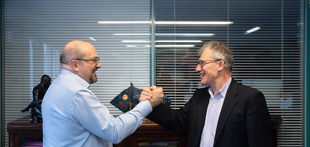 Deux personnes se saluent à l’issue d’un échange de médiation au sein du cabinet Fiduciaire Belœuvre et Associés.