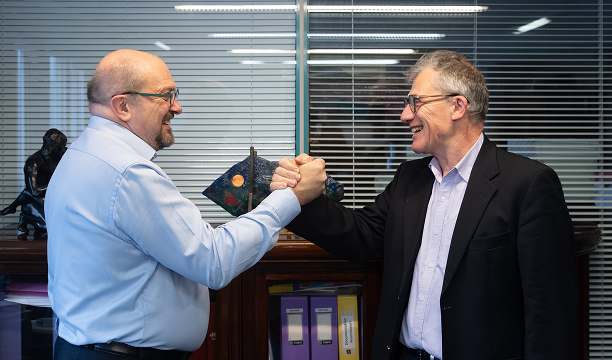 Deux personnes se saluent à l’issue d’un échange de médiation au sein du cabinet Fiduciaire Belœuvre et Associés.