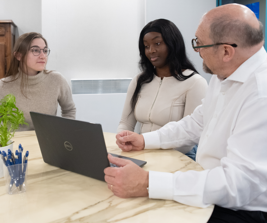 Un échange professionnel entre deux collaborateurs du cabinet, incarnant la proximité et la disponibilité dans la relation client.