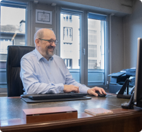 Hervé Belœuvre utilisant l’interface du portail en ligne du cabinet pour le suivi et l’échange de documents comptables.