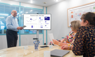 Présentation d’un tableau de bord financier lors d’une réunion au cabinet Belœuvre et Associés, illustrant le pilotage d’activité en temps réel.